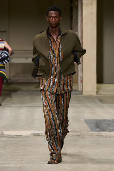 Look 27